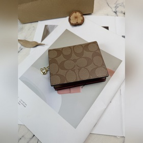 Этот короткий кошелек Coach модели C37