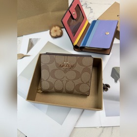 Этот короткий кошелек Coach модели C37