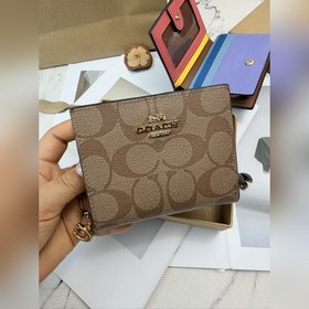 Этот короткий кошелек Coach модели C37