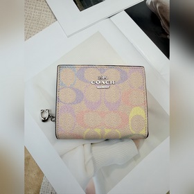 Кошелек COACH с цветным логотипом виде