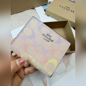 Кошелек COACH с цветным логотипом виде