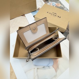 Кошелек COACH с цветным логотипом виде
