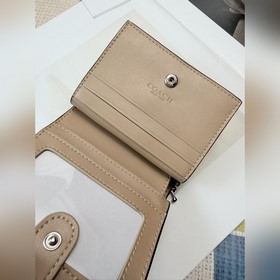 Кошелек COACH с цветным логотипом виде