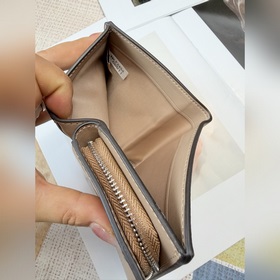 Кошелек COACH с цветным логотипом виде