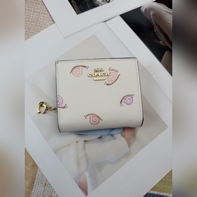 COACH «Улитка» — женский короткий коше