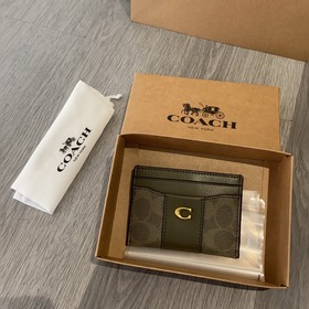 В новом кошельке Coach модели cbD8 так