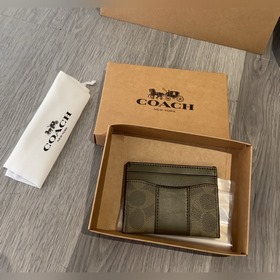 В новом кошельке Coach модели cbD8 так