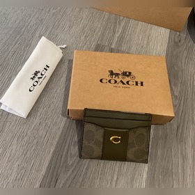 В новом кошельке Coach модели cbD8 так