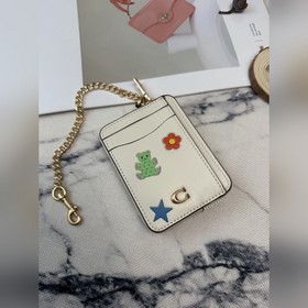 Этот белый кожаный кошелек COACH с при
