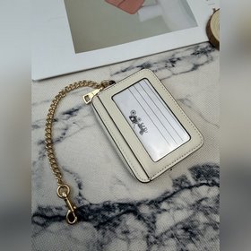 Этот белый кожаный кошелек COACH с при