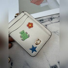 Этот белый кожаный кошелек COACH с при