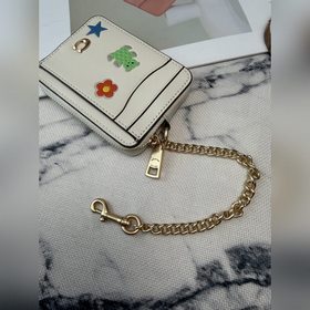 Этот белый кожаный кошелек COACH с при