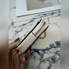 Этот белый кожаный кошелек COACH с при