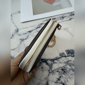 Этот белый кожаный кошелек COACH с при