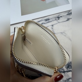 Этот белый кожаный кошелек COACH с при
