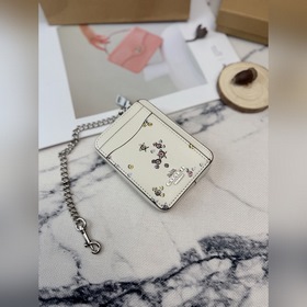 Этот блестящий кошелек Coach с разнооб