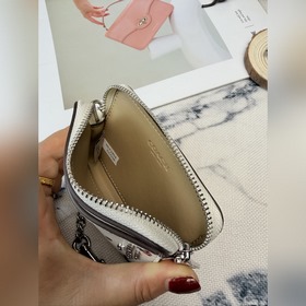 Этот блестящий кошелек Coach с разнооб