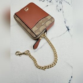 Кошелек Coach с металлической цепочкой