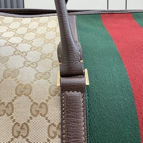 Поставляется в комплекте с оригинально