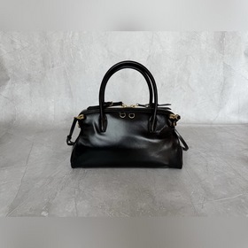 5BA303 — новая чёрная сумка Miu в фор