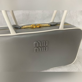 5BB172 — сумка-портфель Miu нового раз