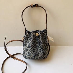 Новая сумка-ведро от Tory Burch с клас