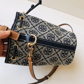Новая сумка-ведро от Tory Burch с клас