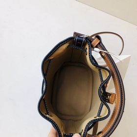 Новая сумка-ведро от Tory Burch с клас