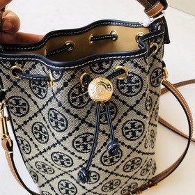 Новая сумка-ведро от Tory Burch с клас