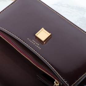 Tory Burch, сумочка-клатч Britten с це