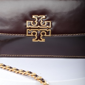 Tory Burch, сумочка-клатч Britten с це