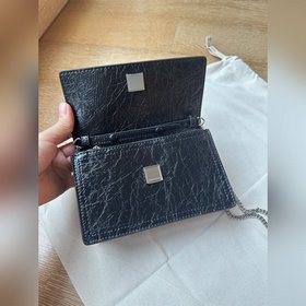 516 Сумка из вощеной кожи Tory Burch —