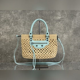 BALENCIAGA*LE CITY воплощает классич