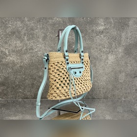 BALENCIAGA*LE CITY воплощает классич