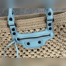 BALENCIAGA*LE CITY воплощает классич