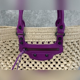 BALENCIAGA*LE CITY воплощает классич