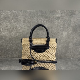 BALENCIAGA*LE CITY воплощает классич