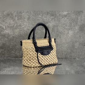 BALENCIAGA*LE CITY воплощает классич