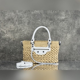 BALENCIAGA*LE CITY воплощает классич