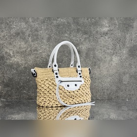 BALENCIAGA*LE CITY воплощает классич