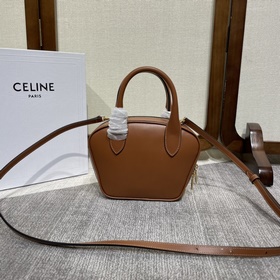 Новинка CELINE 22s： мини-сумка из кори