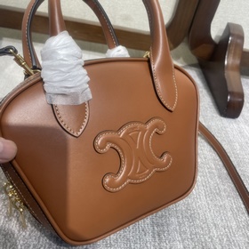 Новинка CELINE 22s： мини-сумка из кори