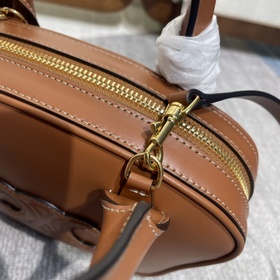 Новинка CELINE 22s： мини-сумка из кори