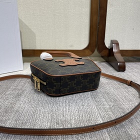 Новинка CELINE 22s — мини-сумка-боулин