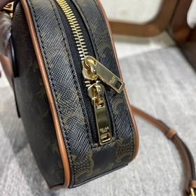 Новинка CELINE 22s — мини-сумка-боулин