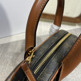 Новинка CELINE 22s — мини-сумка-боулин