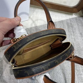 Новинка CELINE 22s — мини-сумка-боулин