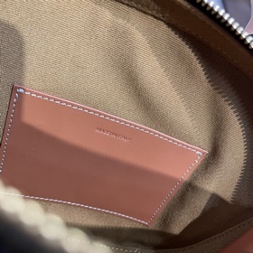 Новинка CELINE 22s — мини-сумка-боулин