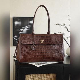 Chanel 26A — сумка-багет из замши с уз