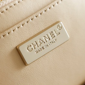 Chanel 26p «Камелия» из нейлона с выши